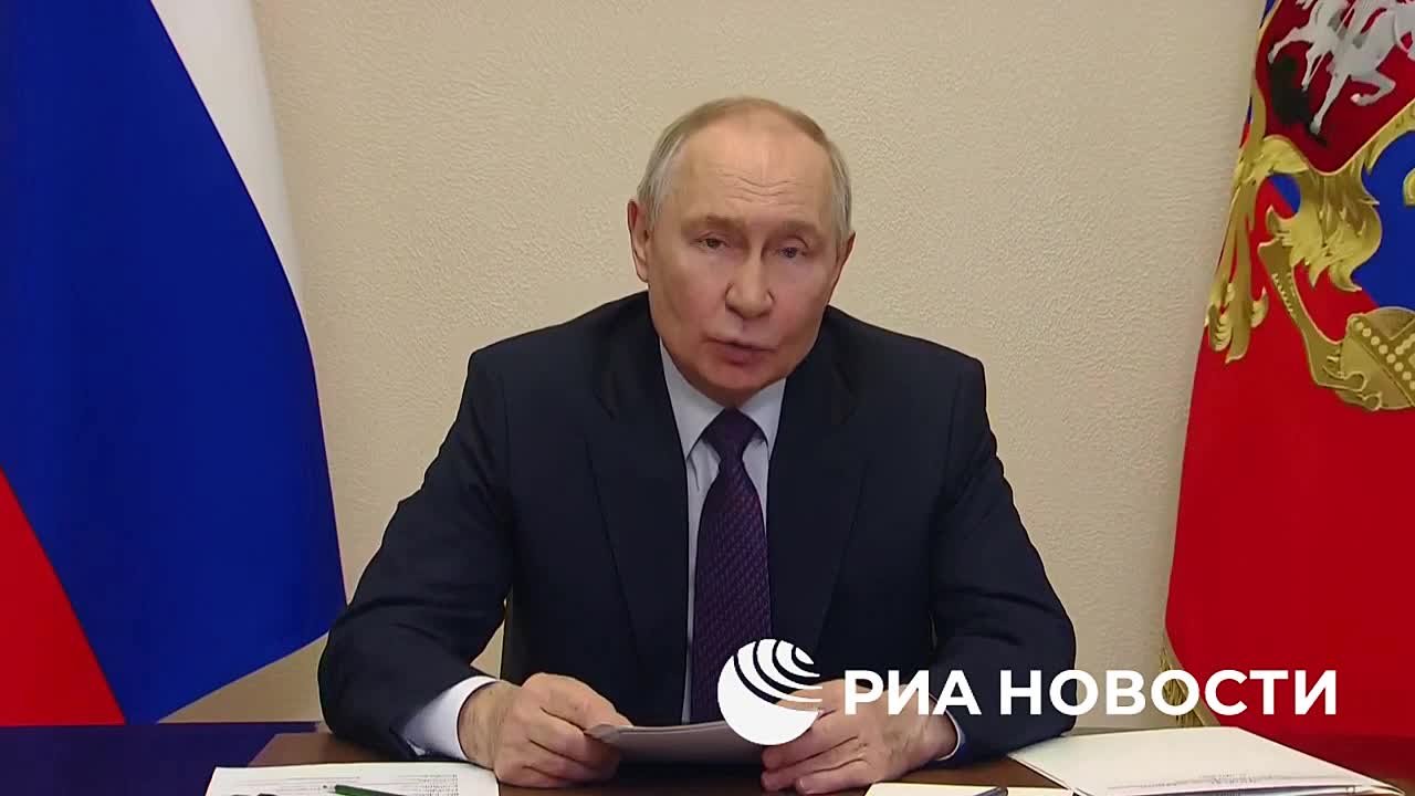 На трассе М-12 "Восток" сегодня запустят движение беспилотных грузовиков, сообщил Путин