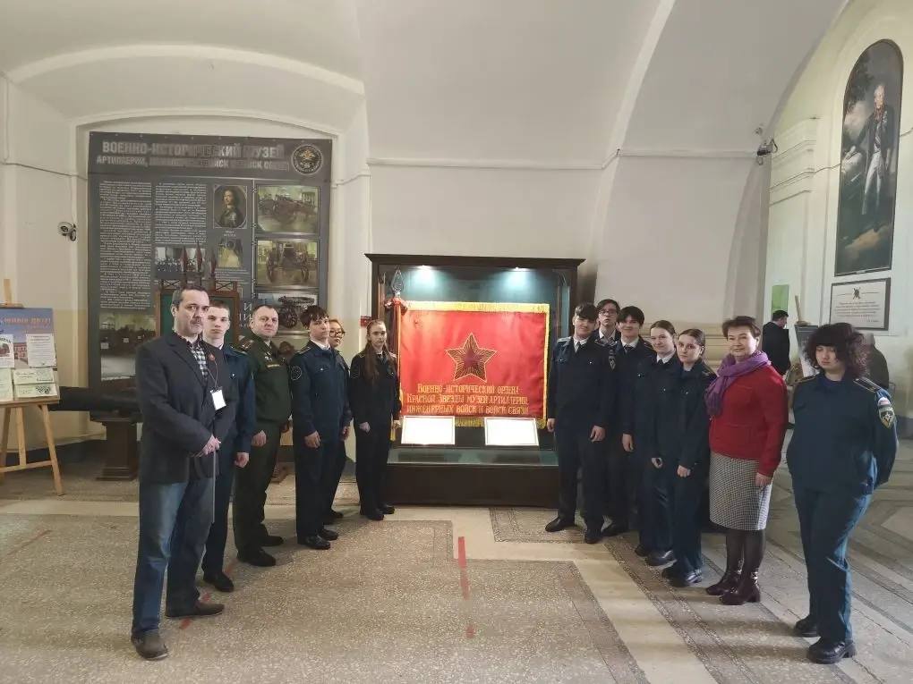 Офицеры военного следственного управления СК России по Ленинградскому военному округу провели мероприятие для кадет Офицеры военного следственного управления СК России по Ленинградскому военному округу провели мероприятие для кадет