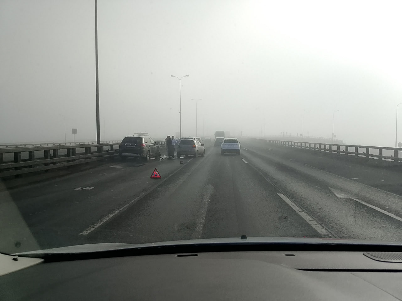 Утром на кольцевой в районе дамбы произошло сразу несколько массовых аварий Утром на кольцевой в районе дамбы произошло сразу несколько массовых аварий