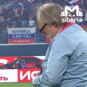"Барнаул — столица мира". Это не мы придумали — надпись заметили на футбольном матче России и Мали в Санкт-Петербурге