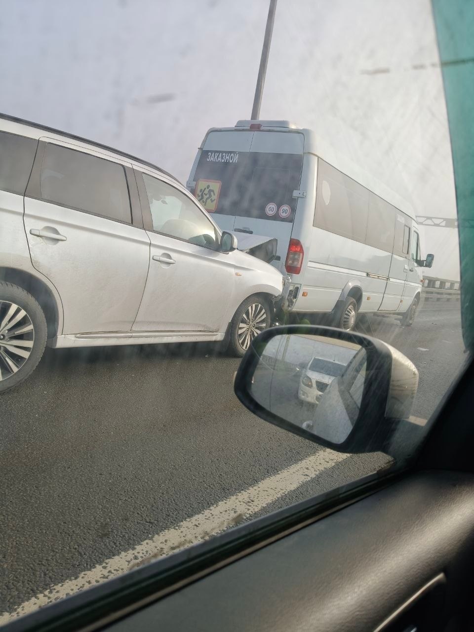 Утром на кольцевой в районе дамбы произошло сразу несколько массовых аварий Утром на кольцевой в районе дамбы произошло сразу несколько массовых аварий