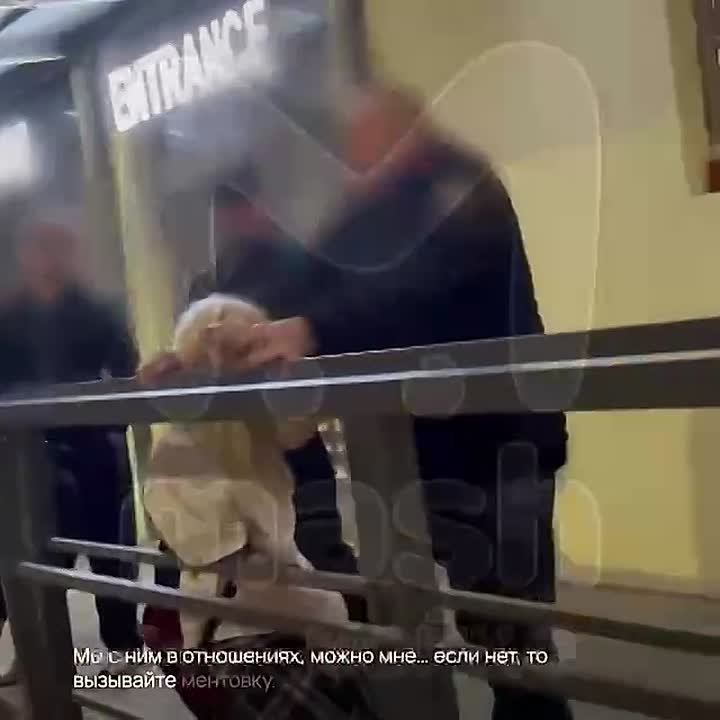 Фанатка Славы КПСС покусала слушателей рэпера на его концерте — и пыталась расцарапать лица охранникам, рассказали в клубе А2