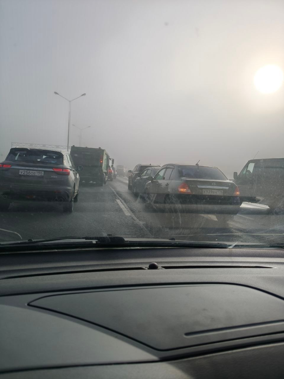 Утром на кольцевой в районе дамбы произошло сразу несколько массовых аварий Утром на кольцевой в районе дамбы произошло сразу несколько массовых аварий