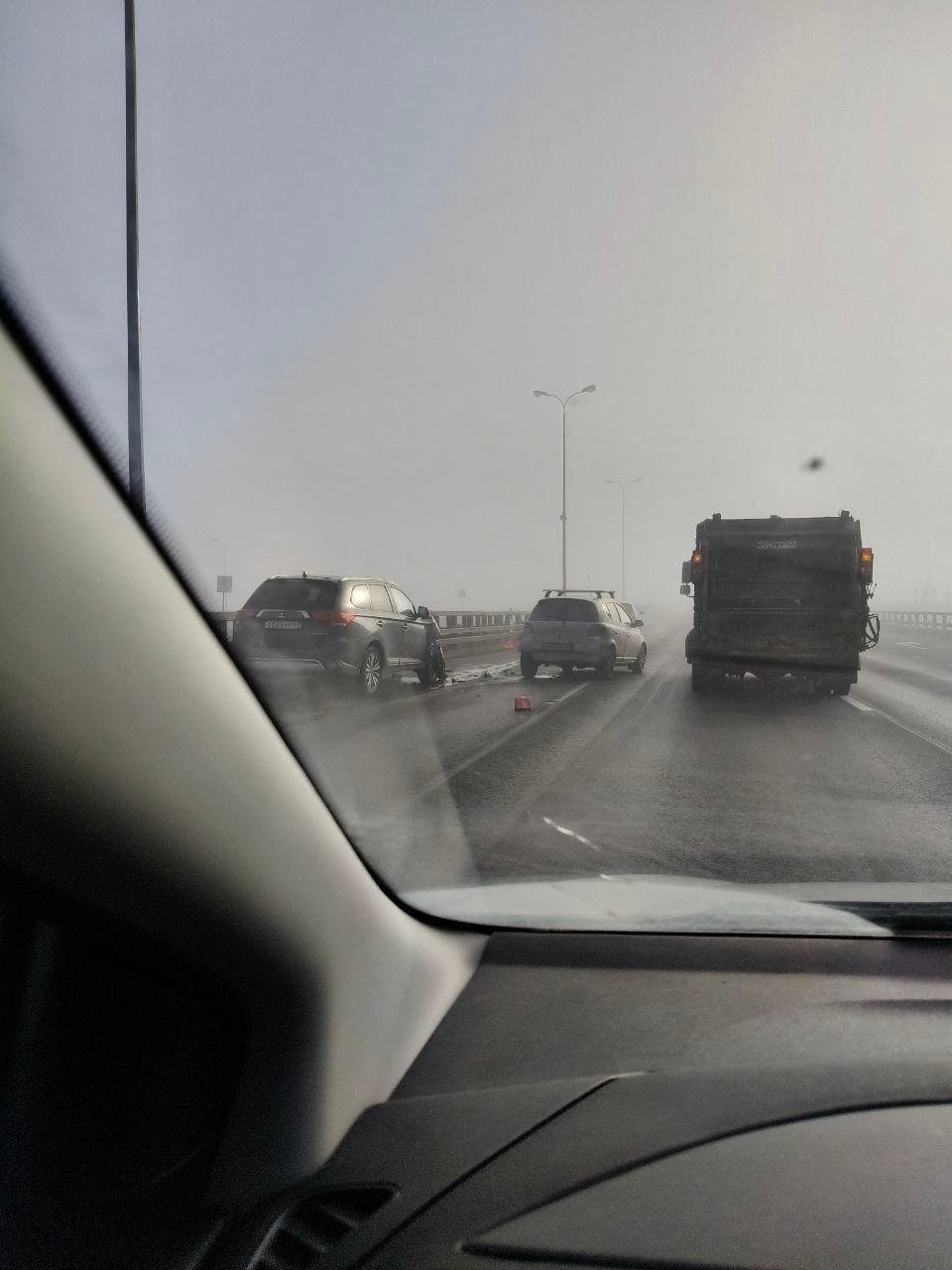 Утром на кольцевой в районе дамбы произошло сразу несколько массовых аварий Утром на кольцевой в районе дамбы произошло сразу несколько массовых аварий