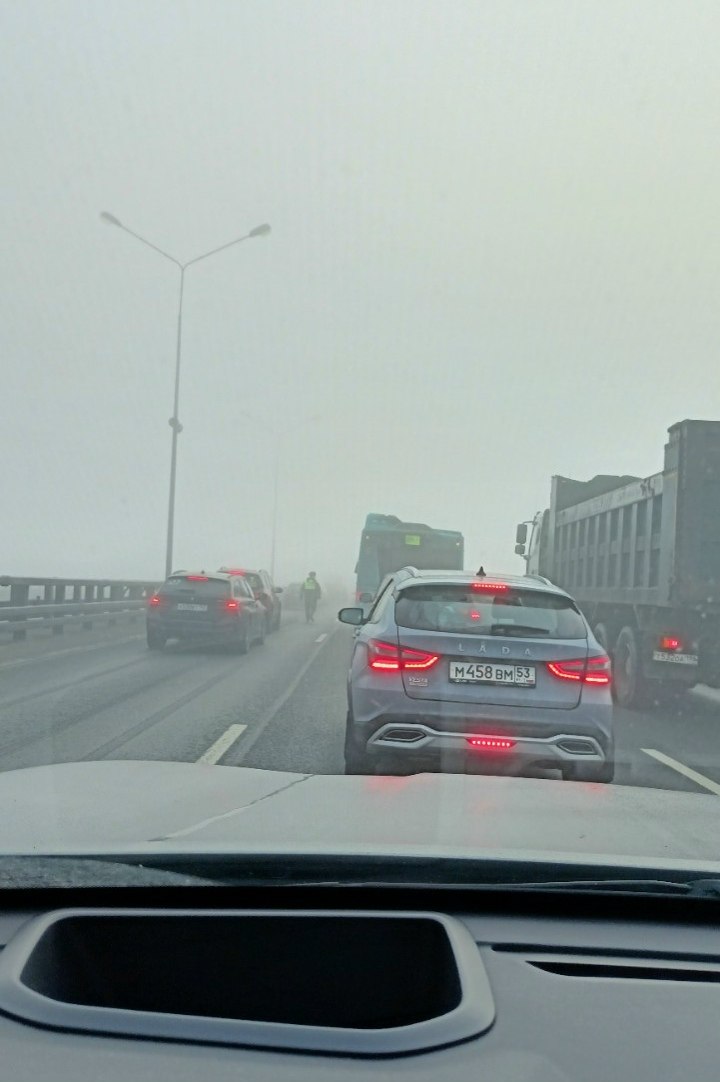 Утром на кольцевой в районе дамбы произошло сразу несколько массовых аварий