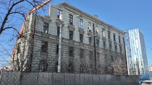 На Хрустальной улице сегодня всё-таки начали сносить здание бывшего военного научно-исследовательского центра