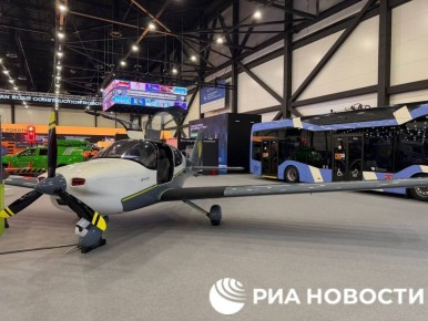Систему прохождения в аэропорту по биометрии, роверы, отечественные электромобиль "Атом" и учебно-тренировочный самолет " Танго " показывают на транспортно-логистическом форуме в Санкт-Петербурге