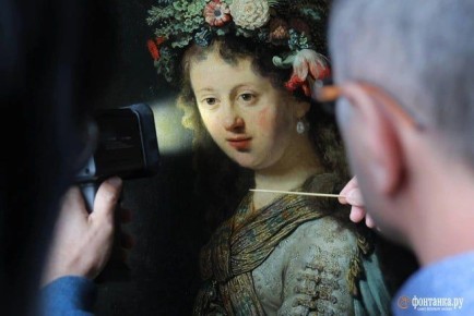 На левой щеке Флоры всё это время была родинка