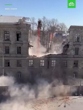Сегодня во время сноса научно-исследовательского центра ракетных войск и артиллерии на Хрустальной улице боковая часть фасада обрушилась прямо на дорогу