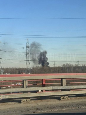 Темный дым, напугавший петербуржцев, идет от бытовки и двух бензовозов, которые горят на Софийской улице