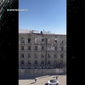 Обрушение фасада исторического здания НИЦ РВиА на Хрустальной на проезжую часть — снос ведут без ограждений и, по словам активистов, вопреки запрету СК