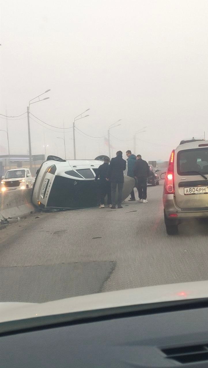 Туманным утром «Лада Приора» налетела на бетонные разделители на Приморском шоссе Туманным утром «Лада Приора» налетела на бетонные разделители на Приморском шоссе