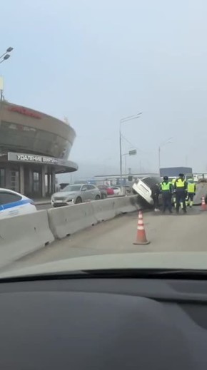 Туманным утром «Лада Приора» налетела на бетонные разделители на Приморском шоссе