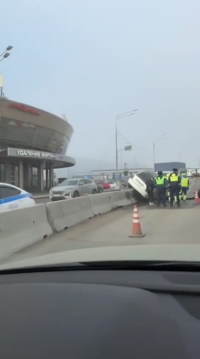 Туманным утром «Лада Приора» налетела на бетонные разделители на Приморском шоссе