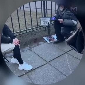 Питерские стоят по семь часов в очереди за портретом от дедули-художника у Казанского