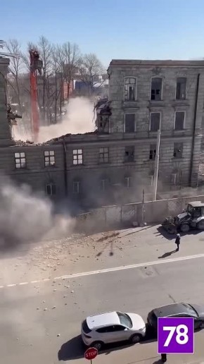 Фасад здания НИЦ РВиА на Хрустальной улице обрушился на проезжую часть