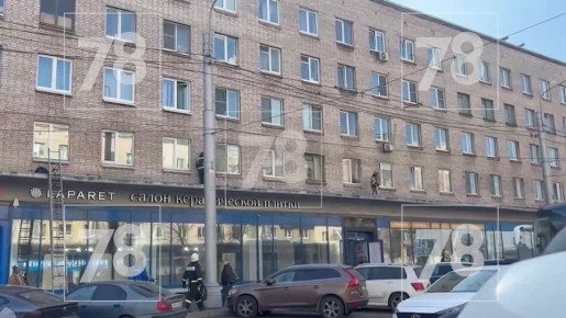 В Красногвардейском районе спасатели сняли с козырька магазина неадекватную женщину