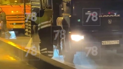 Дворцовый мост в Петербурге начали очищать от зимней грязи