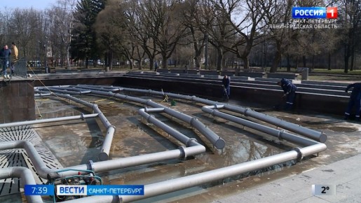 Городские фонтаны готовят к новому сезону — устанавливают снятое на зиму оборудование, убирают мусор, делают косметический ремонт