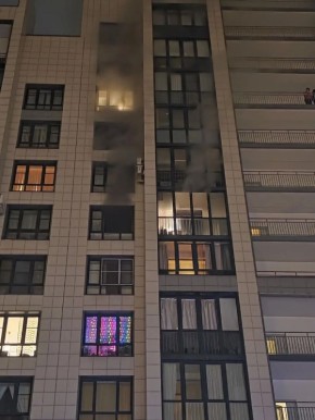 Квартира вспыхнула в многоэтажке в Красносельском районе Петербурга — пострадали три человека