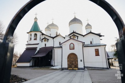 Две церкви под одной крышей