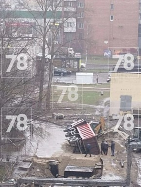 Грузовик опрокинулся и провалился под землю на проспекте Ударников