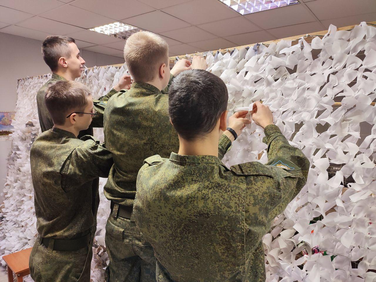 Студенты ВУЦ при ГУАП помогают плести маскировочные сети Студенты ВУЦ при ГУАП помогают плести маскировочные сети