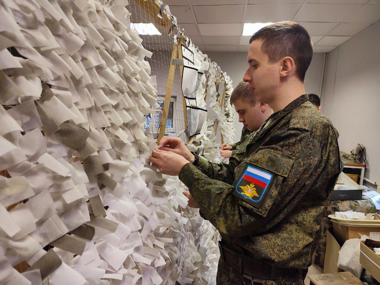 Студенты ВУЦ при ГУАП помогают плести маскировочные сети Студенты ВУЦ при ГУАП помогают плести маскировочные сети