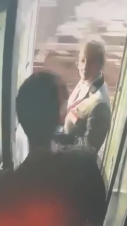Пассажир поезда Челябинск — Санкт-Петербург вытолкнул проводницу на пути из-за того, что она не выпустила его покурить во время короткой стоянки