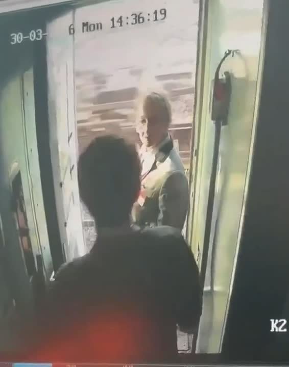 Пассажир вытолкнул проводницу из вагона на стоянке поезда Челябинск — Петербург