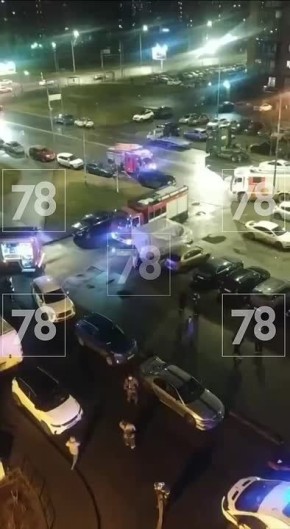 Курьерскую сумку подожгли на лестничной площадке в Красносельском районе