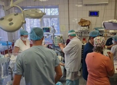 Уникальный случай в роддоме Петербурга: женщина родила сразу четырёх однояйцевых девочек-близняшек