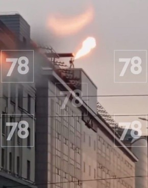 Столбы пламени высотой несколько метров выпускал мужчина с огнемётом на крыше БЦ около крейсера «Аврора»