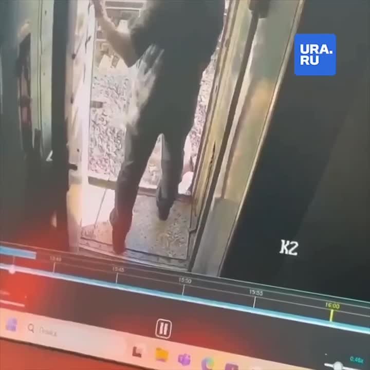 Пассажир вытолкнул проводницу из вагона на пути