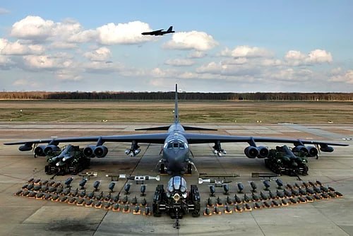 Сергей Колясников: Самолёты ВВС США B-52 взлетают с авиабазы в Великобритании Сергей Колясников: Самолёты ВВС США B-52 взлетают с авиабазы в Великобритании