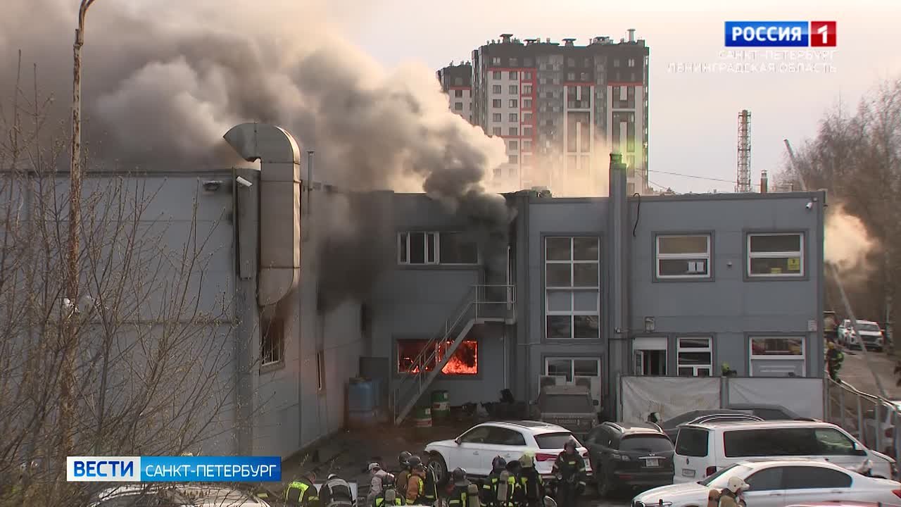 На Кушелевской дороге тушили пожар в автосервисе