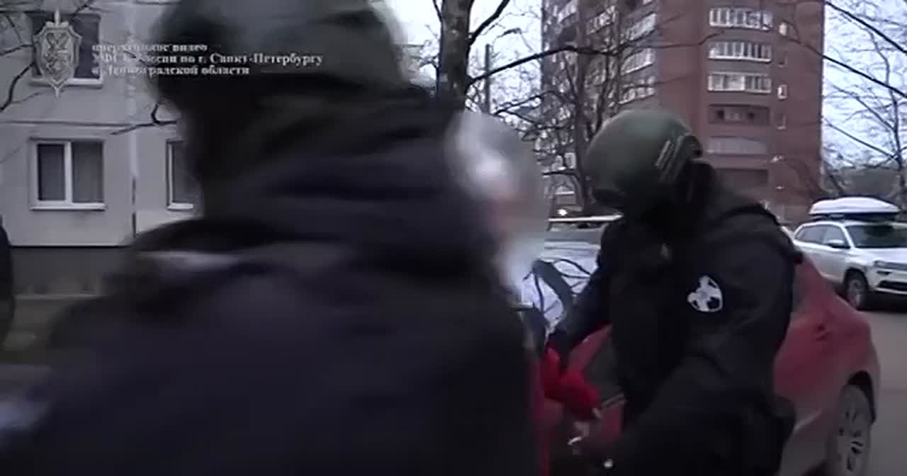 Сотрудники ФСБ в Петербурге задержали мужчину, который хотел передать иностранцу деталь дизельной установки подводной лодки, а в Крыму — женщину, координировавшую ракетный удар по железнодорожному парому