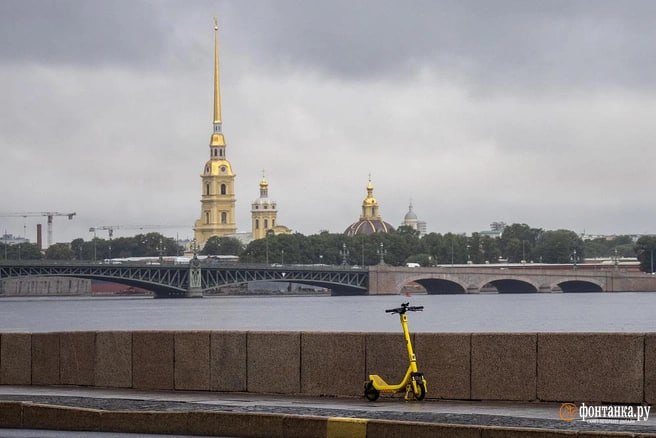 Запретить самокатчикам ездить по тротуарам предложил спикер петербургского парламента Александр Бельский