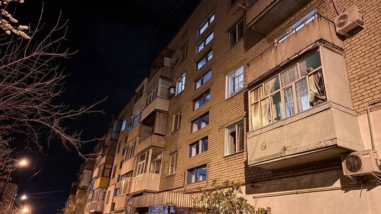 Луганск подвергся минувшей ночью массированной атаке ВСУ, ранение получили три человека Луганск подвергся минувшей ночью массированной атаке ВСУ, ранение получили три человека