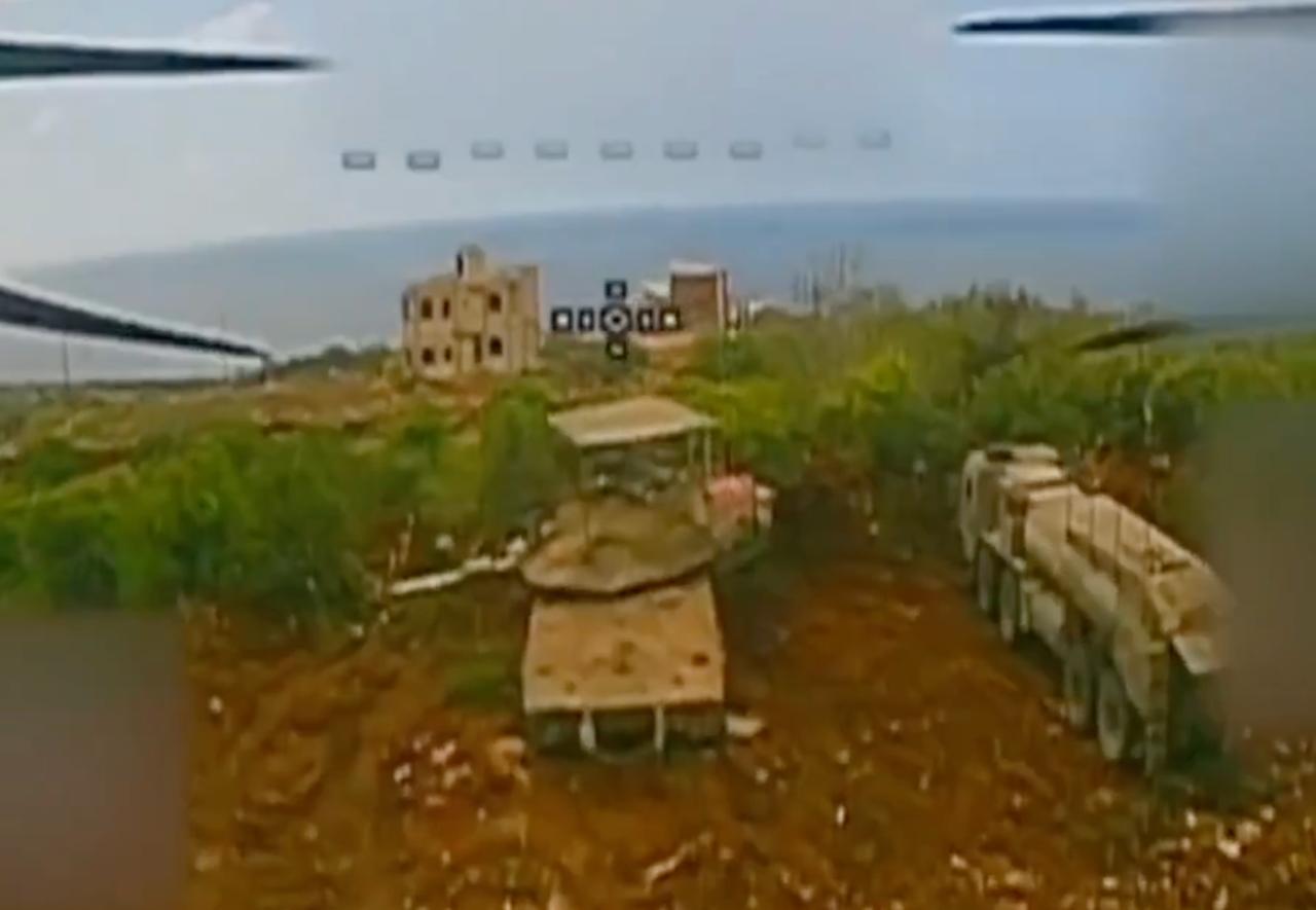 Израильтяне оснастили как минимум часть своей техники в Ливане противодроновыми «козырьками», однако они пока не работают Израильтяне оснастили как минимум часть своей техники в Ливане противодроновыми «козырьками», однако они пока не работают