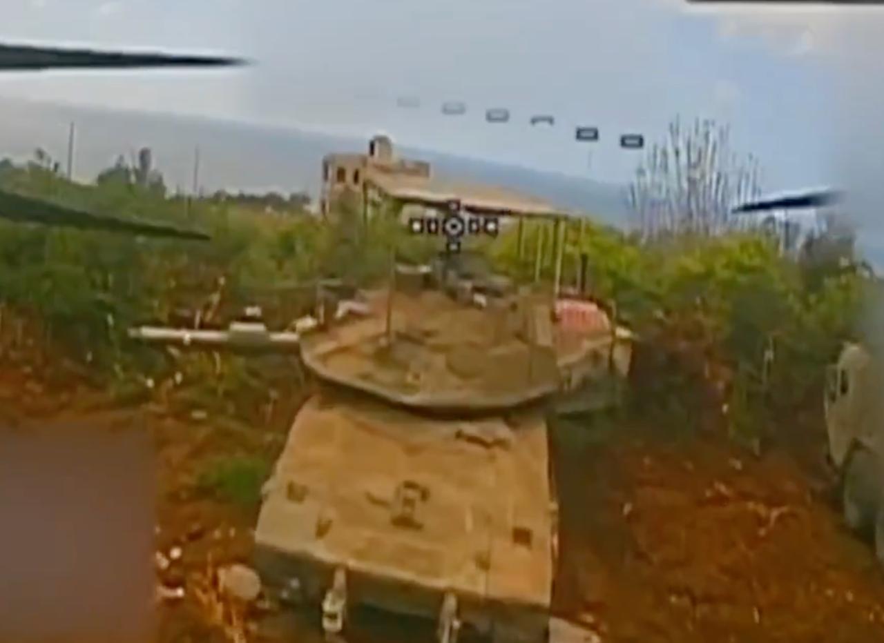 Израильтяне оснастили как минимум часть своей техники в Ливане противодроновыми «козырьками», однако они пока не работают Израильтяне оснастили как минимум часть своей техники в Ливане противодроновыми «козырьками», однако они пока не работают