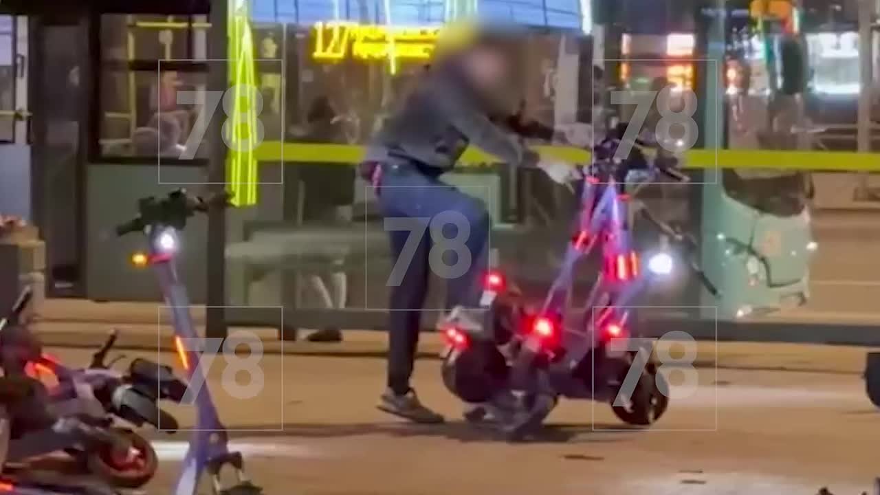 Группа подростков устроила «краш-тест» электросамокатам, припаркованным у станции метро «Комендантский проспект»