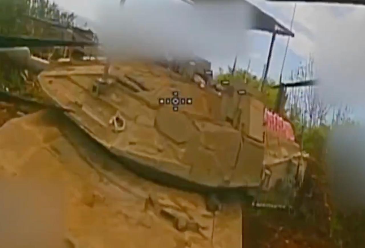 Израильтяне оснастили как минимум часть своей техники в Ливане противодроновыми «козырьками», однако они пока не работают Израильтяне оснастили как минимум часть своей техники в Ливане противодроновыми «козырьками», однако они пока не работают