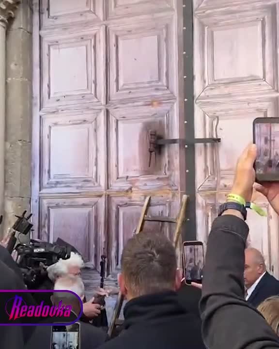 Посланник неба: Голубь вылетел из Храма Гроба Господня перед схождением Благодатного огня