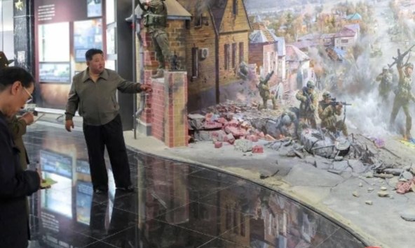 Товарищ Ким просит собравшихся обратить внимание на важную деталь эпичной панорамы