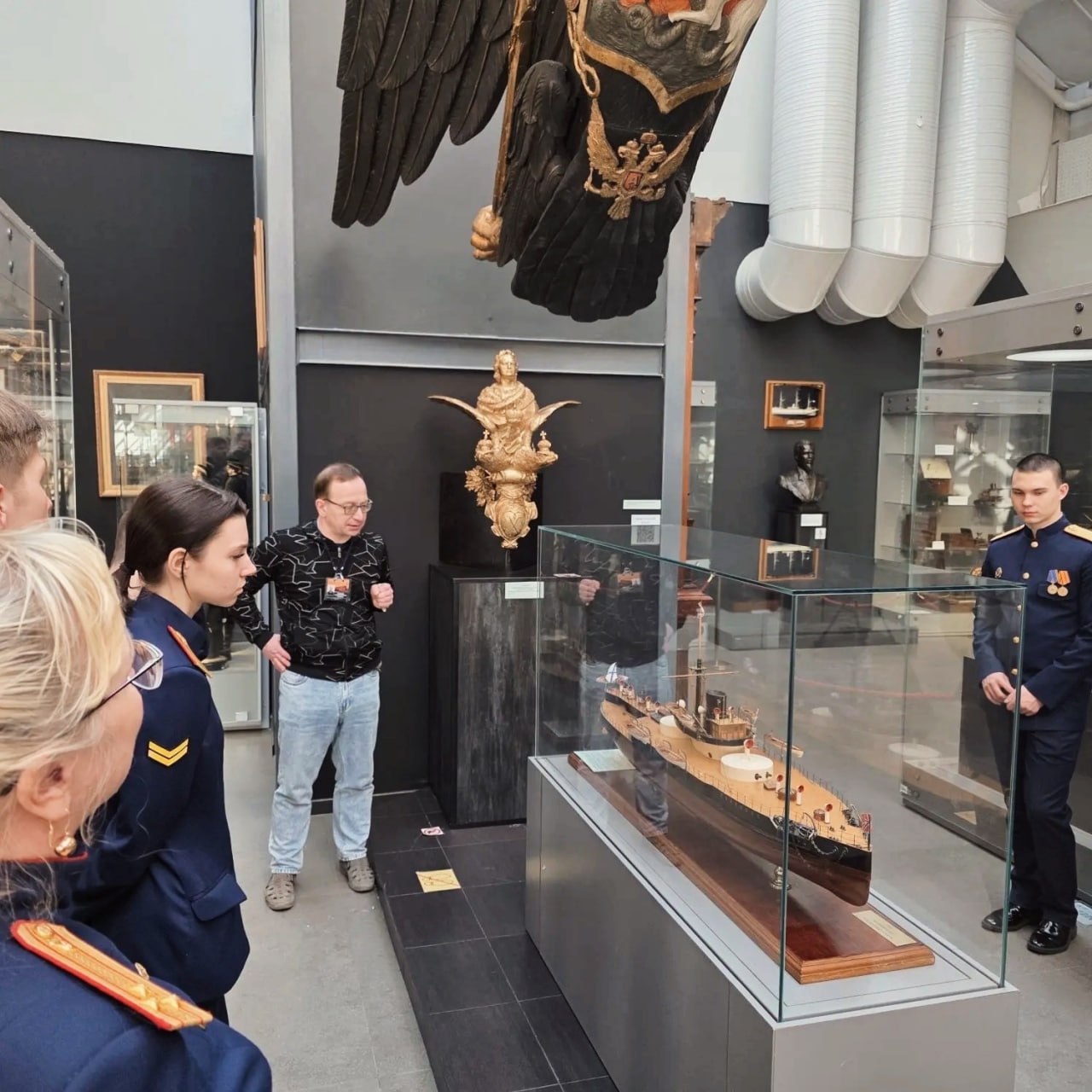 Курсанты Санкт-Петербургской академии СК России почтили память героев петровской эпохи и Великой Отечественной войны Курсанты Санкт-Петербургской академии СК России почтили память героев петровской эпохи и Великой Отечественной войны