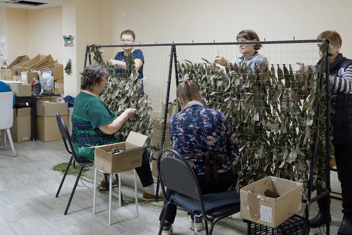 Как ребят на фронте защищают через сотни километров Как ребят на фронте защищают через сотни километров