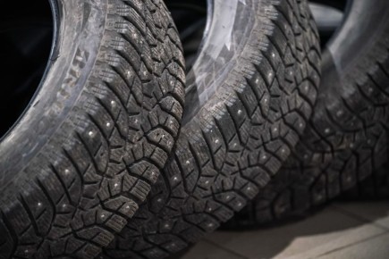 «Лебеди» и клумбы из старых покрышек — вне закона, напоминает ТАСС