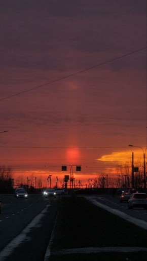 Немного апокалиптические кадры с Васильевского острова — похожее на ядерный гриб солнце окрасило небо в оранжево-красный цвет и прощается с нами до завтра