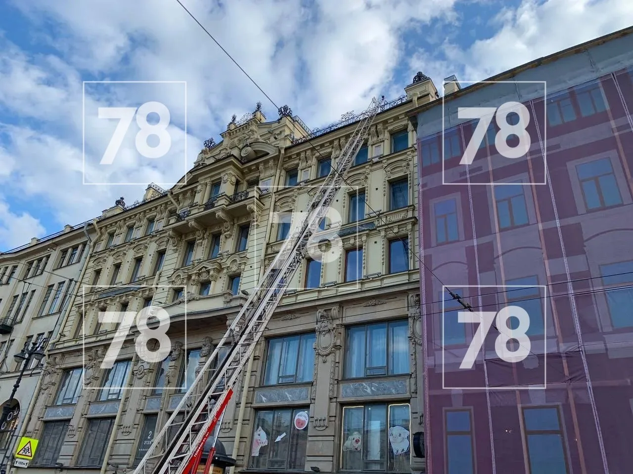 Пожар на Невском потушили. Движение транспорта восстанавливается, передаёт корреспондент 78